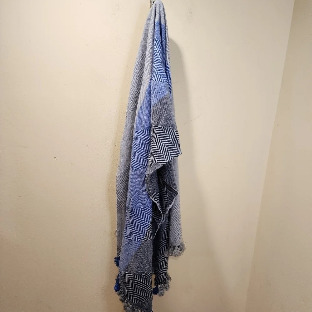 VINCE CAMUTO 2 TONES large Tassel acrylic scarf